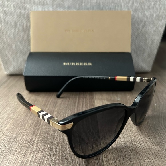 NWT Burberry cat eye black acetate sunglasses with light grey gradient lenses - Picture 3 of 5